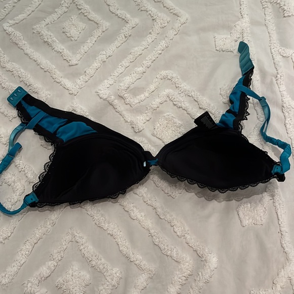 34D Bra. Very comfortable - Picture 3 of 4
